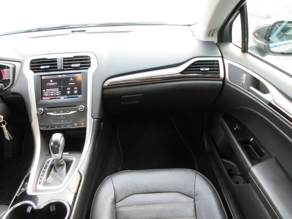 Used 2015 Ford Fusion SE w/ Equipment Group 202A FWD image 16