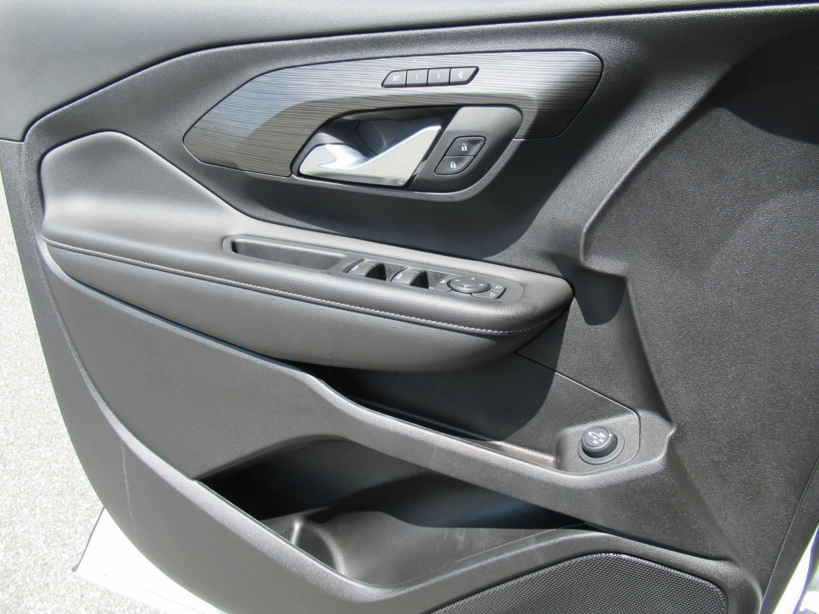 Used 2024 GMC Terrain SLT w/ Tech Package FWD image 18