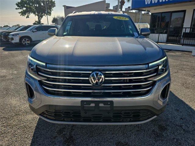 Used 2025 Volkswagen Atlas SE AWD/4WD image 2