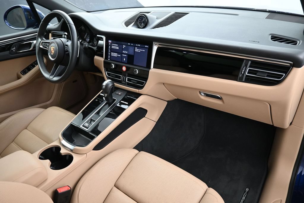 Certified 2025 Porsche Macan AWD/4WD image 30