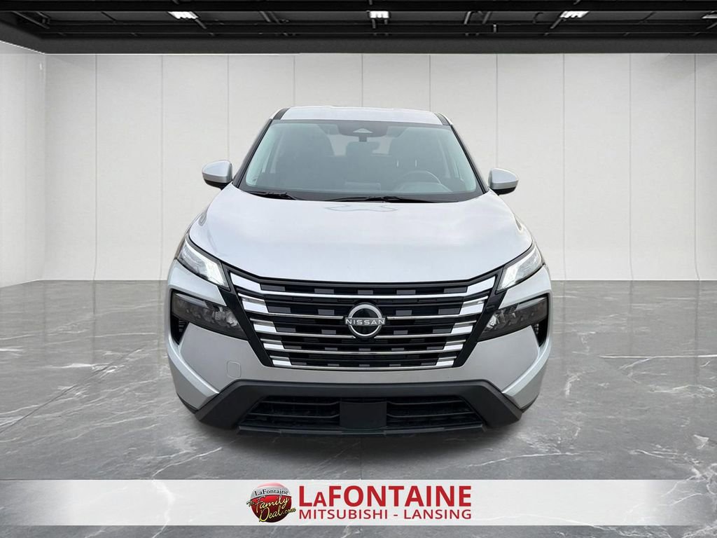 Used 2025 Nissan Rogue SV image 3