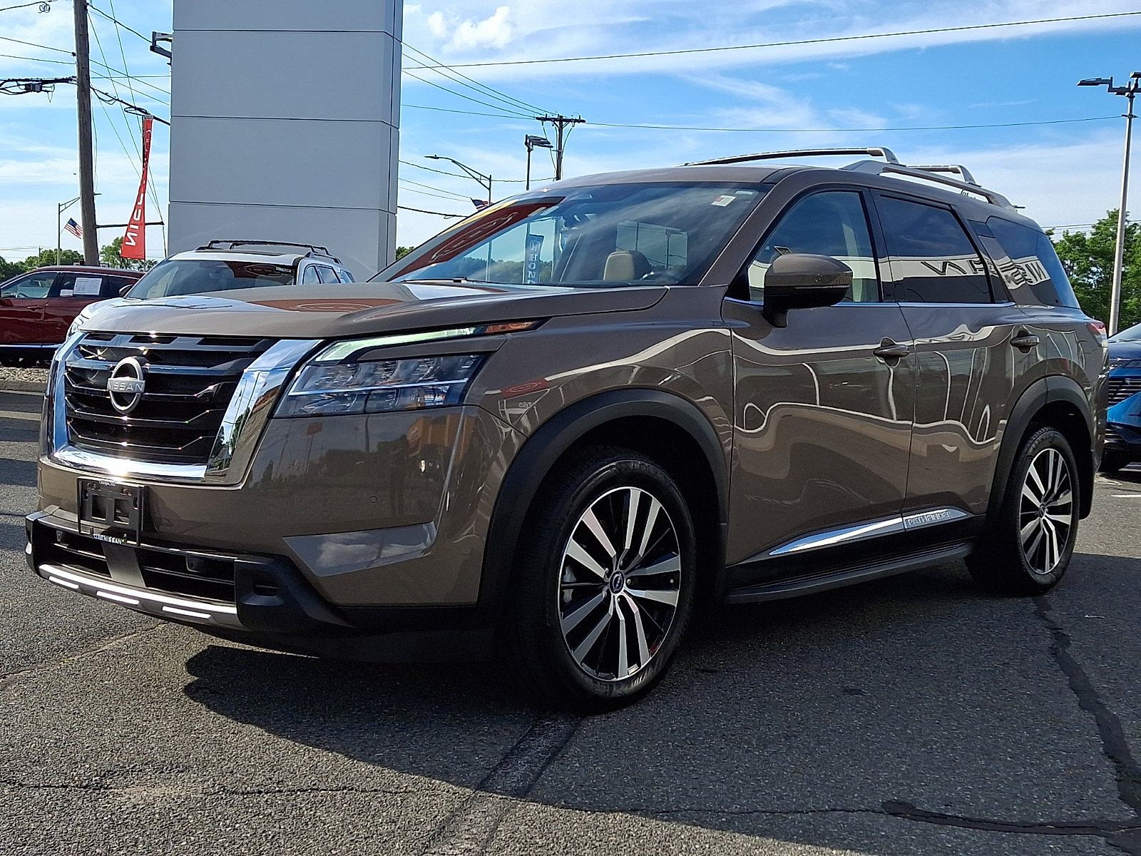 Used 2024 Nissan Pathfinder Platinum w/ Cargo Package AWD/4WD image 3