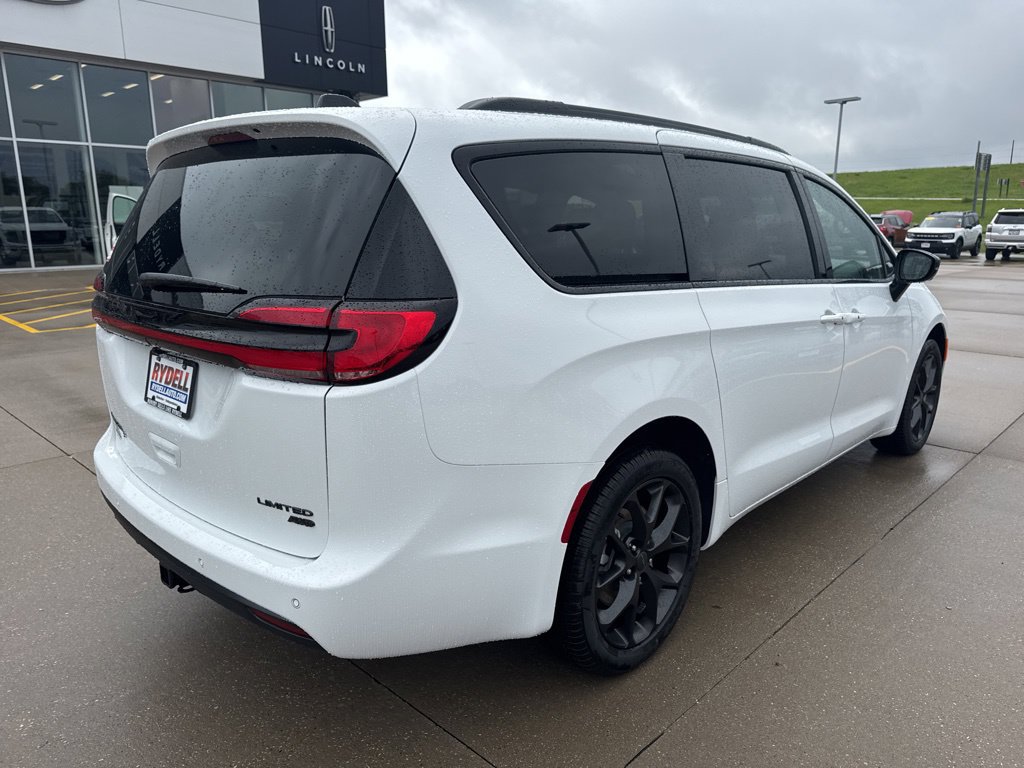 New 2027 Chrysler Pacifica Limited w/ Family Tech Group AWD/4WD image 33