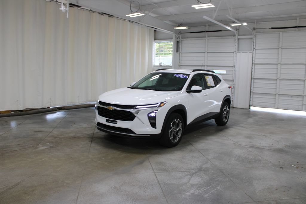 Used 2025 Chevrolet Trax LT FWD image 4