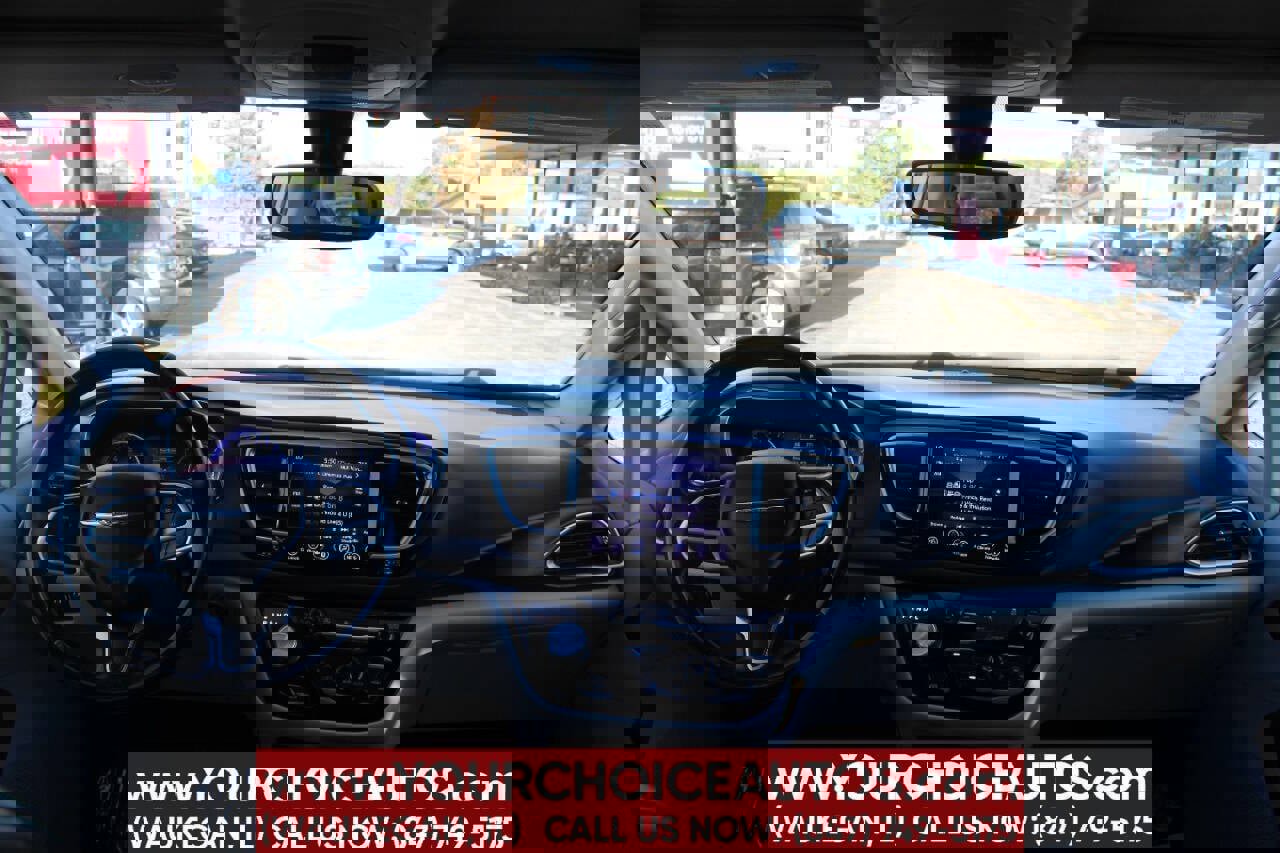 Used 2018 Chrysler Pacifica Touring-L image 19