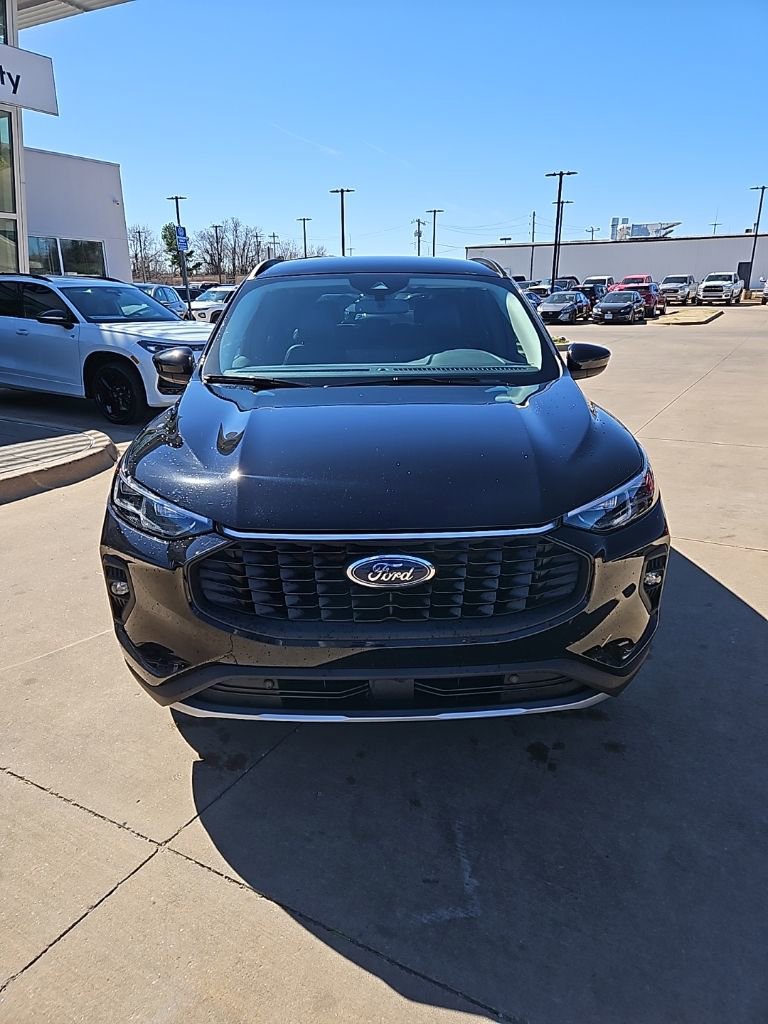 Used 2025 Ford Escape Platinum image 2