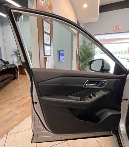 Used 2021 Nissan Rogue SL image 5