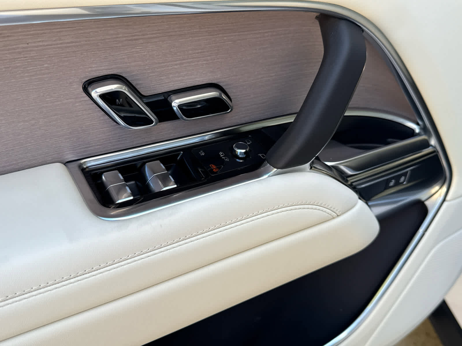 New 2025 Land Rover Range Rover SE image 15
