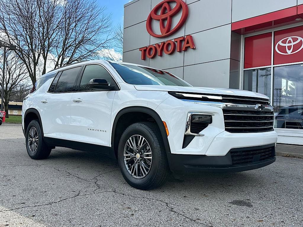 Used 2026 Chevrolet Traverse LT FWD image 8