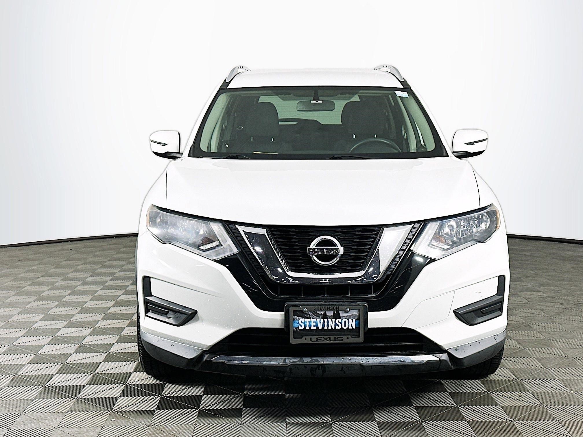 Used 2017 Nissan Rogue SV image 2