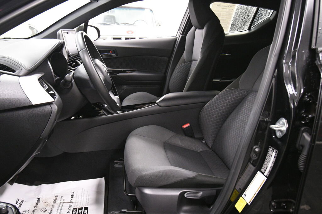 Used 2022 Toyota C-HR Nightshade image 10