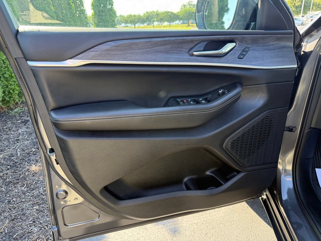Used 2025 Jeep Grand Cherokee Limited RWD image 10