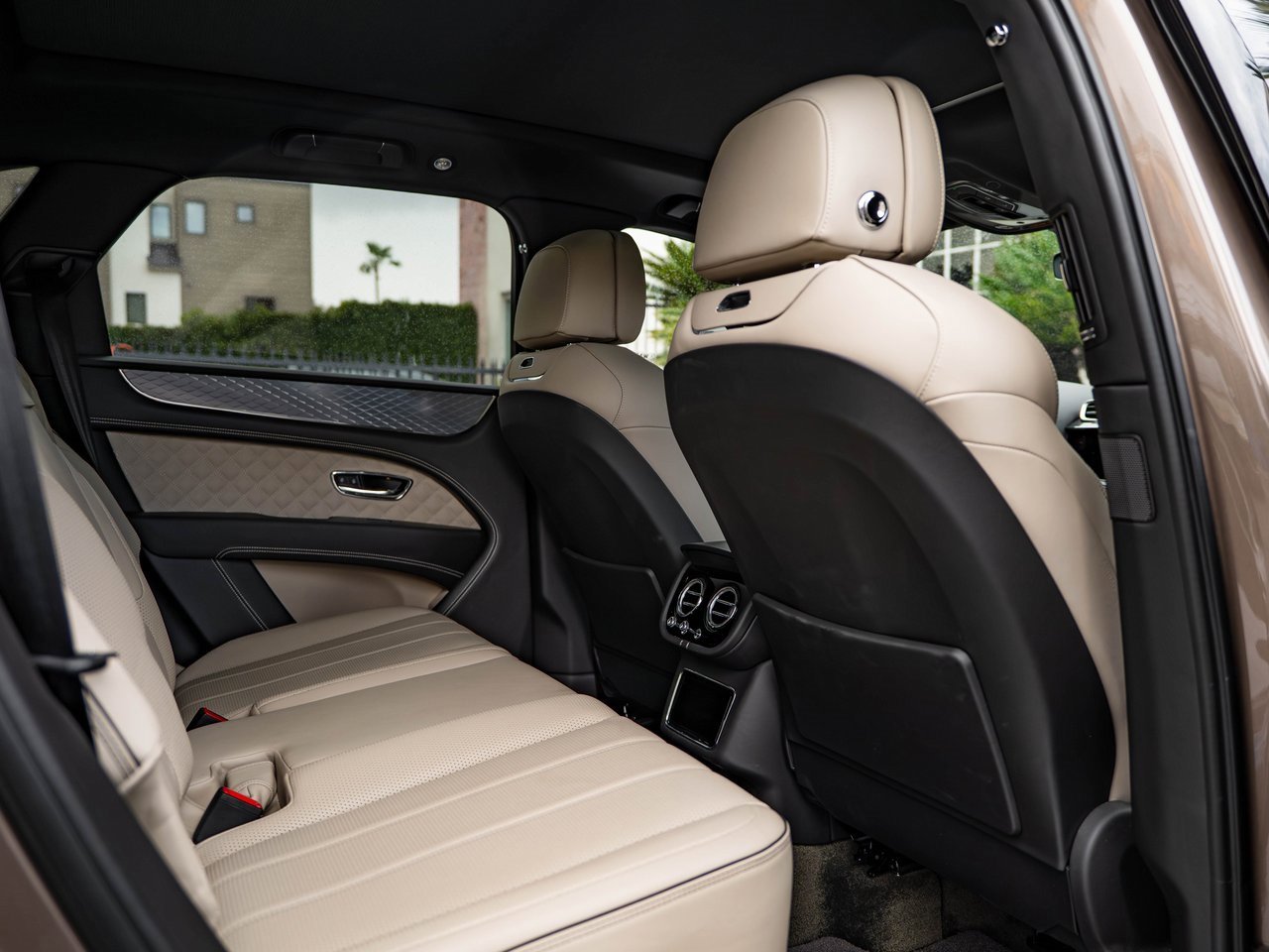 Used 2022 Bentley Bentayga image 31