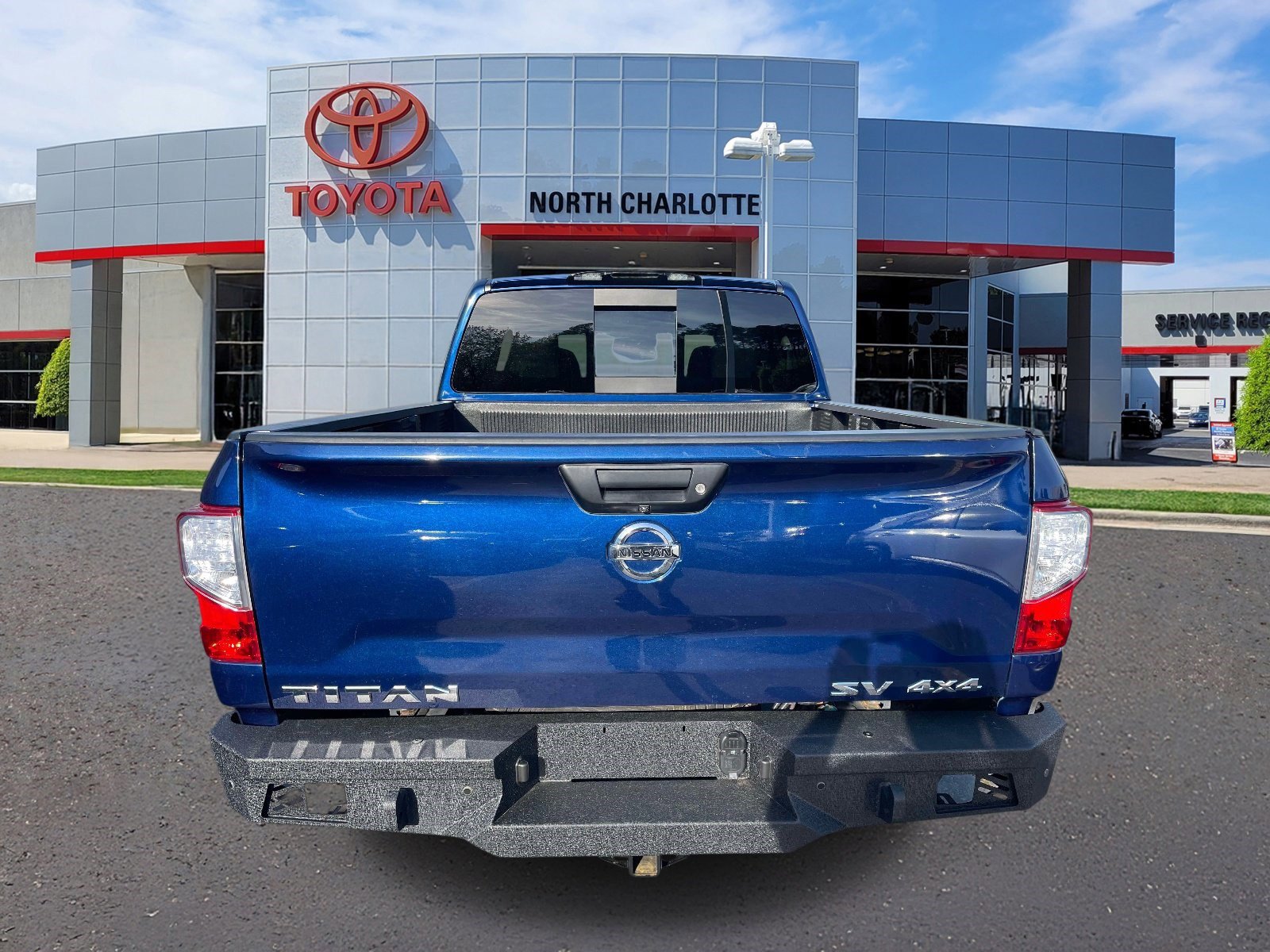 Used 2022 Nissan Titan SV AWD/4WD image 7