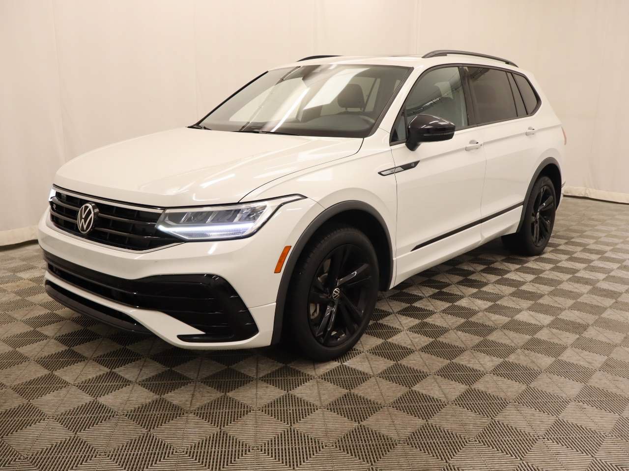 Used 2023 Volkswagen Tiguan SE R-Line FWD image 1