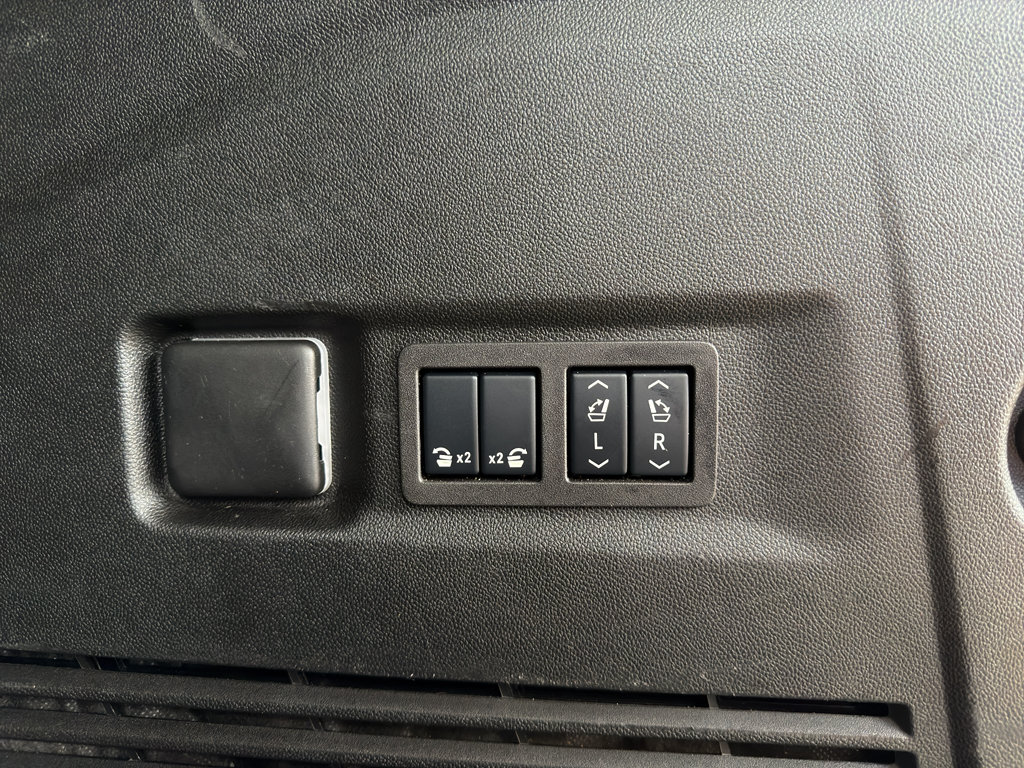 Used 2025 GMC Yukon XL AT4 AWD/4WD image 9