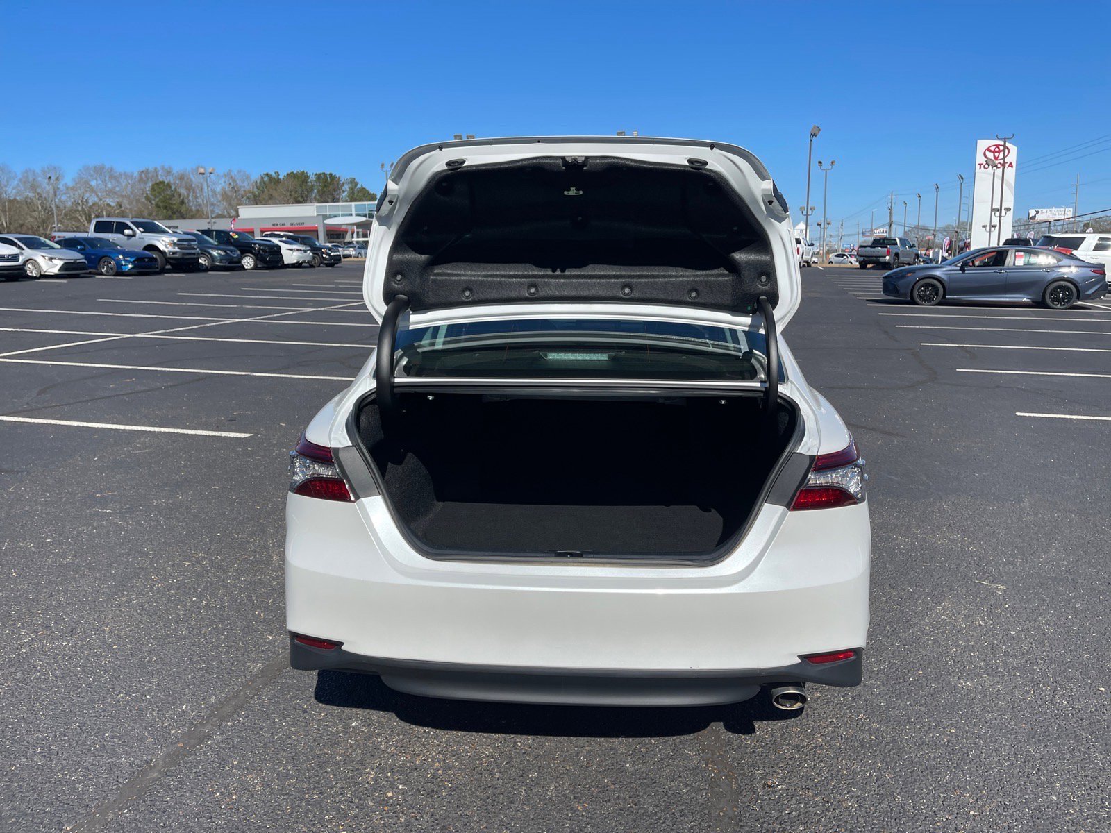 Used 2023 Toyota Camry XLE image 16