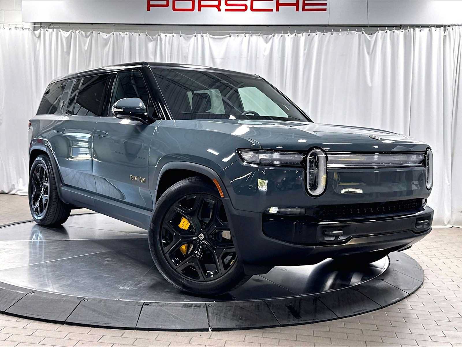 Used 2025 Rivian R1S Premium AWD/4WD image 11