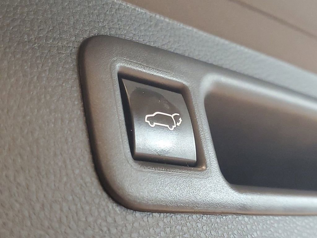 Used 2023 Toyota Highlander XLE image 9