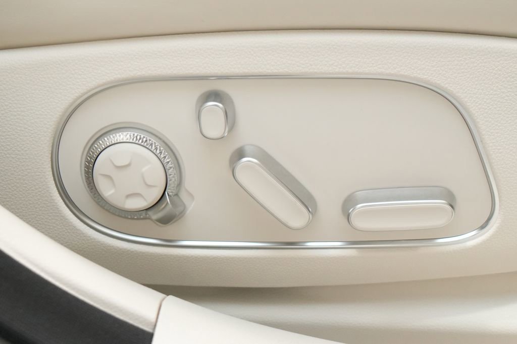 Used 2023 Genesis G90 3.5T image 31