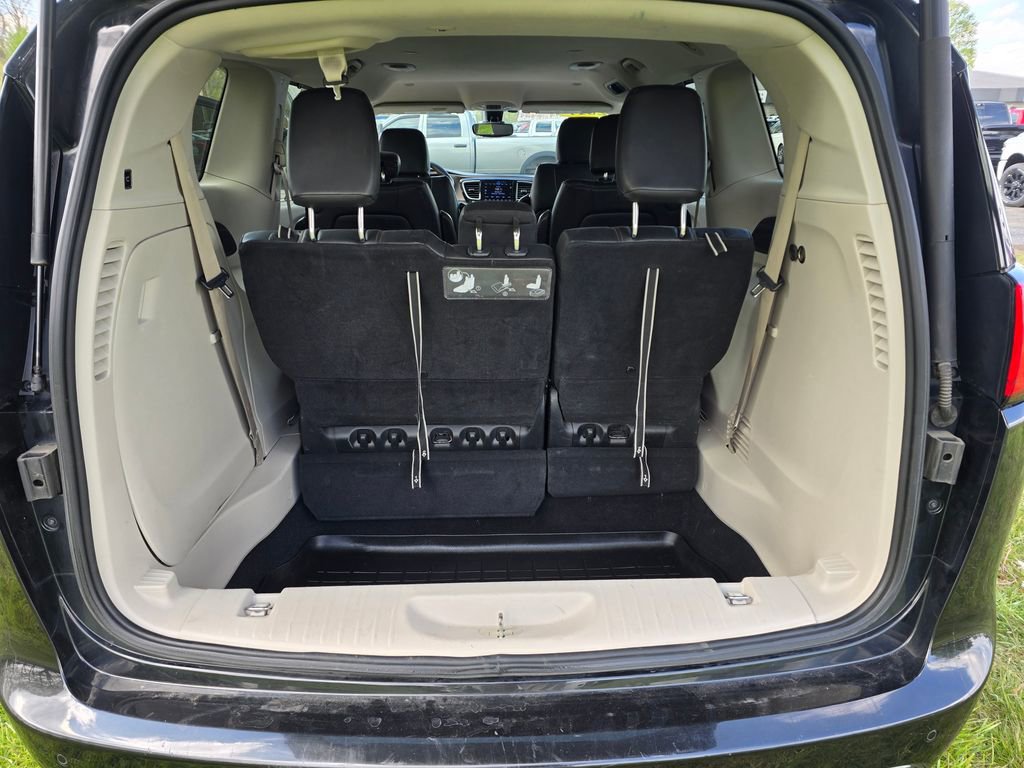 Used 2017 Chrysler Pacifica Touring-L FWD image 11