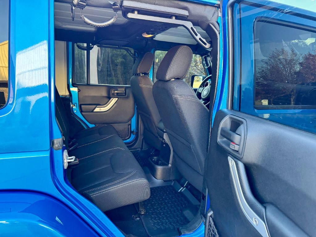 Used 2015 Jeep Wrangler Unlimited Rubicon w/ Connectivity Group image 16