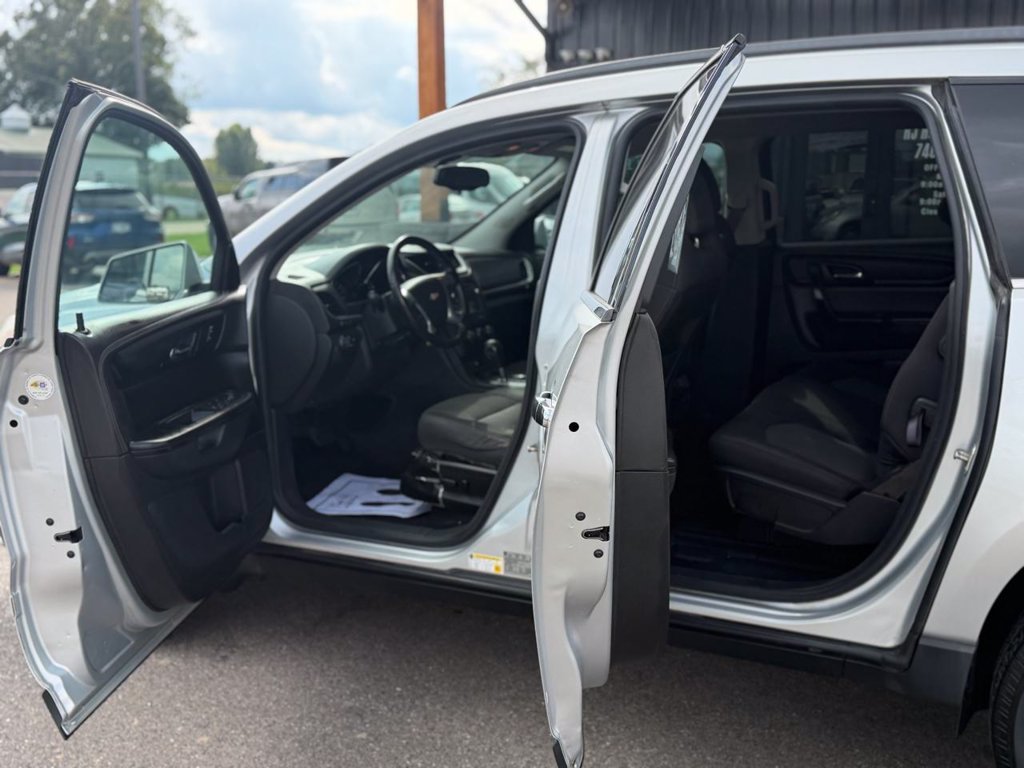 Used 2015 Chevrolet Traverse LT w/ Style and Technology Package FWD image 7