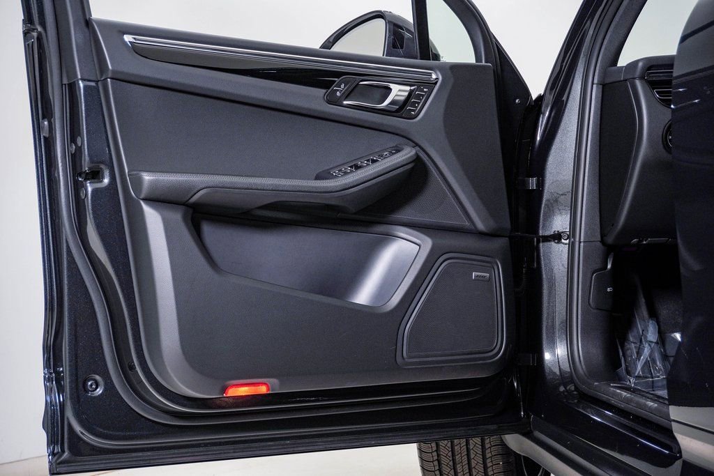 Certified 2025 Porsche Macan image 25
