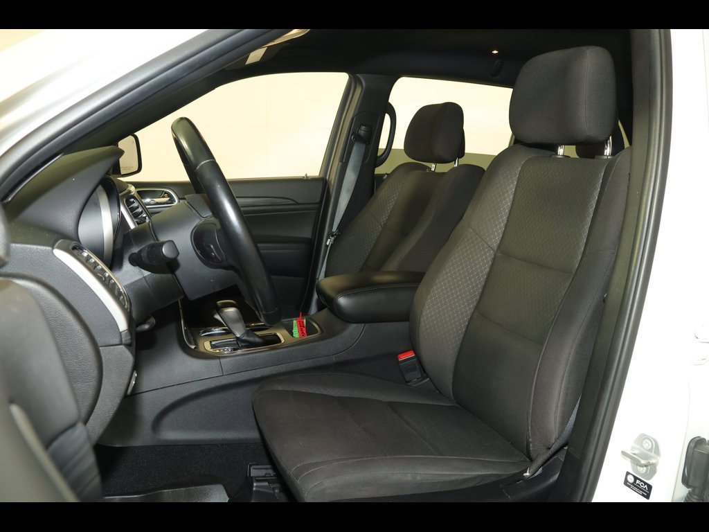 Used 2021 Jeep Grand Cherokee Laredo image 3