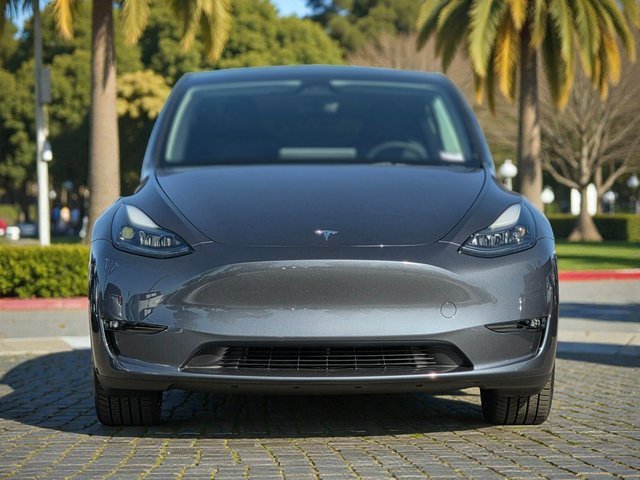 Used 2023 Tesla Model Y 2WD image 3
