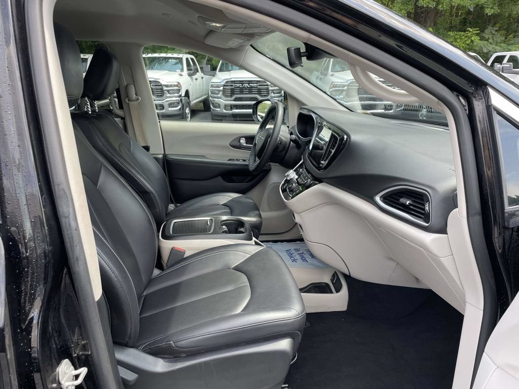 Certified 2024 Chrysler Pacifica Touring-L FWD image 15