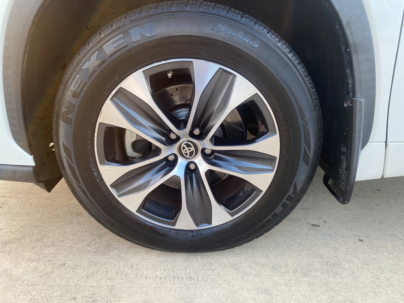 Used 2021 Toyota Highlander XLE FWD image 11