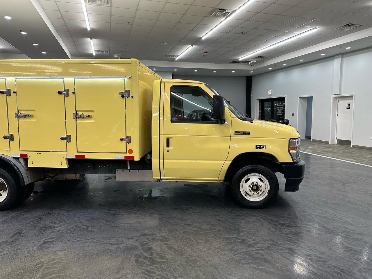 Used 2022 Ford E-450 and Econoline 450 Super Duty RWD image 4