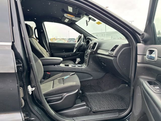 Used 2018 Jeep Grand Cherokee Laredo w/ Security & Convenience Group image 40