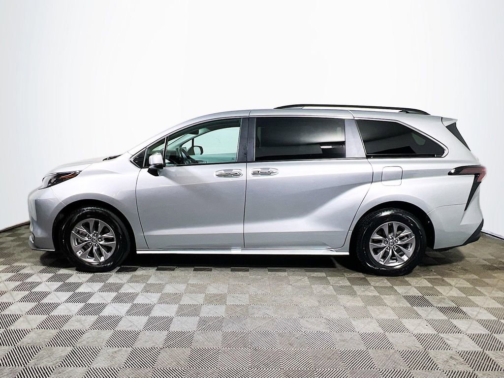 Certified 2025 Toyota Sienna XLE FWD image 5