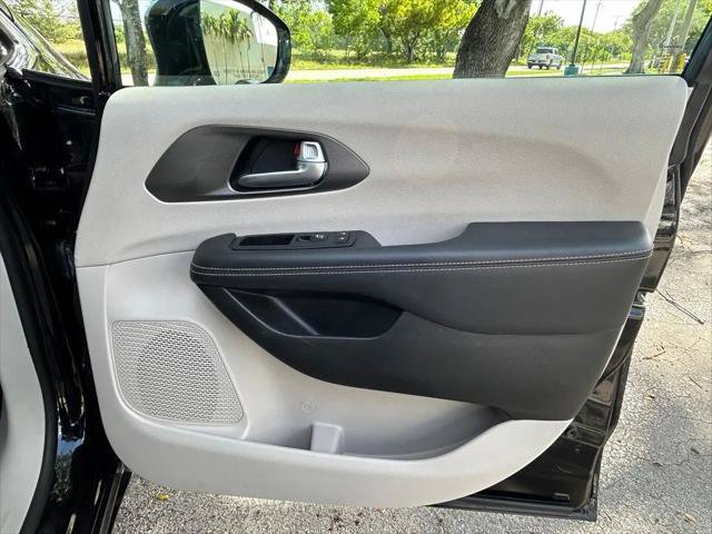 Certified 2024 Chrysler Pacifica Touring-L FWD image 29