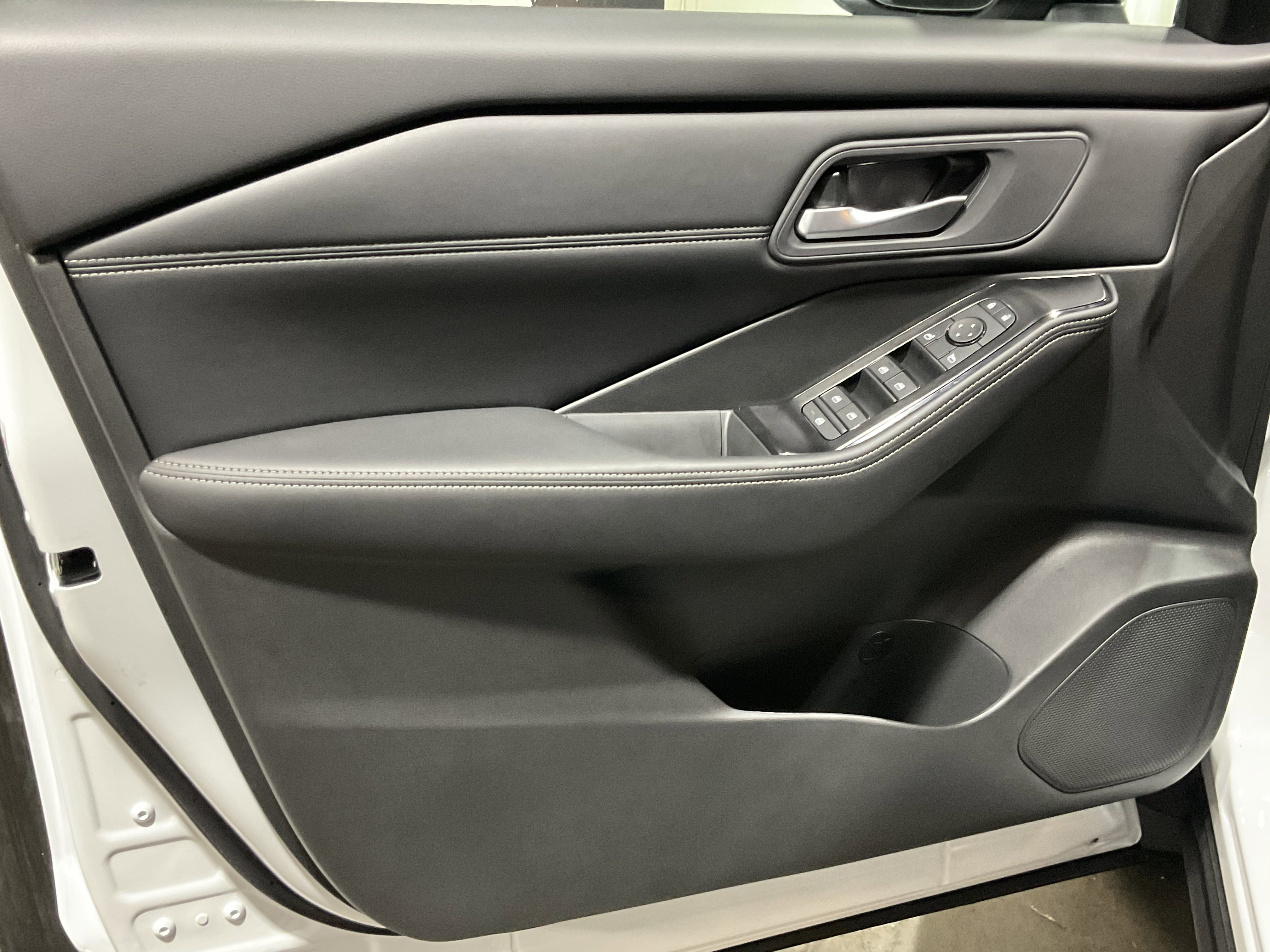 Used 2026 Nissan Rogue SV w/ SV Premium Package image 27