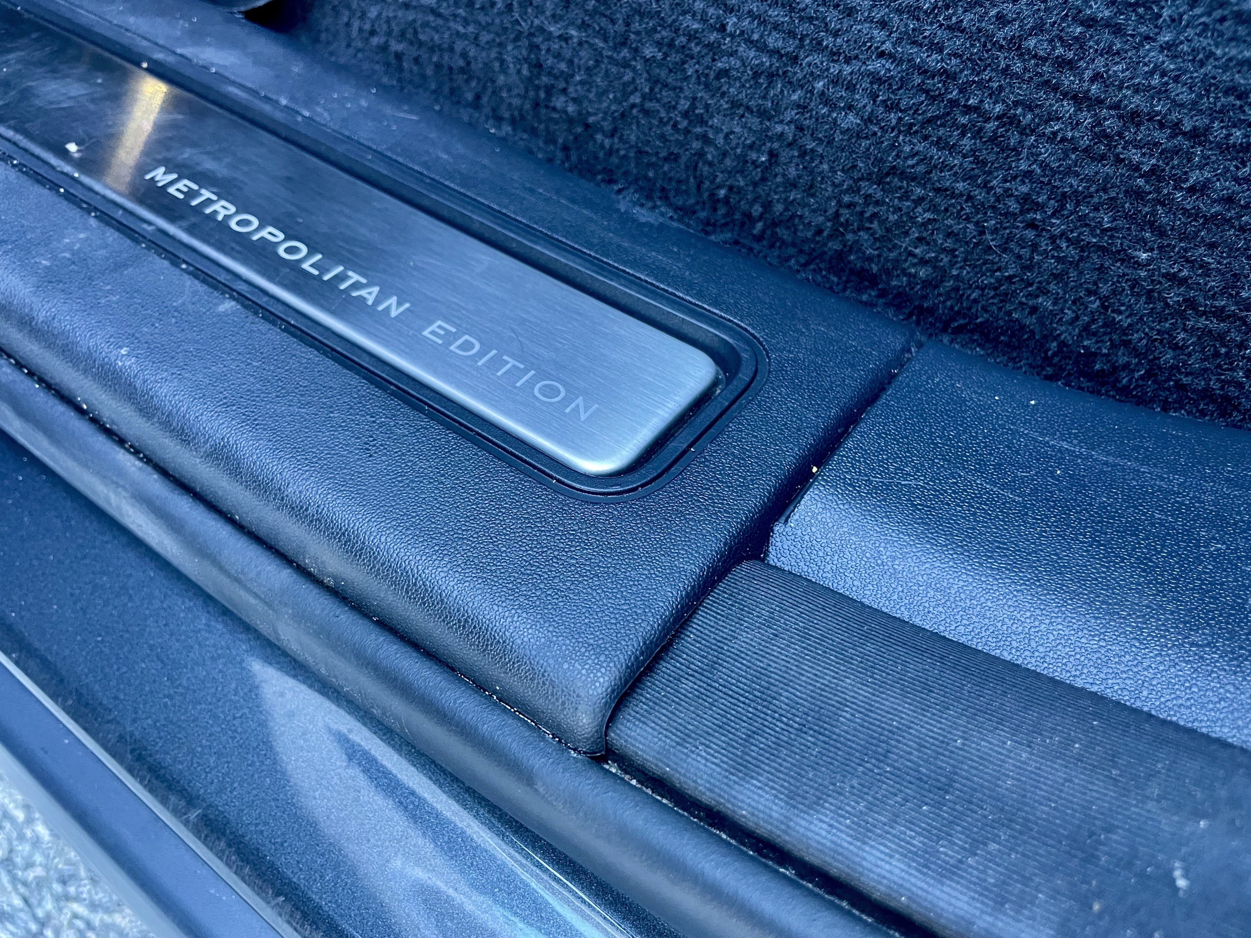 Certified 2025 Land Rover Discovery Metropolitan Edition AWD/4WD image 42