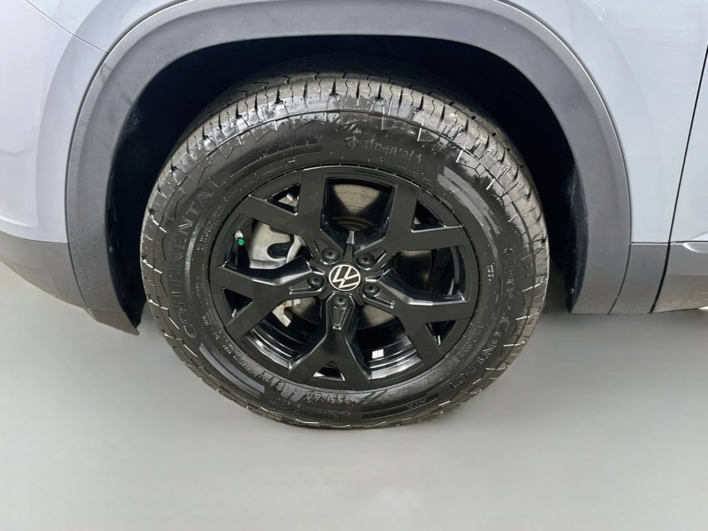 Used 2025 Volkswagen Atlas Peak Edition SE AWD/4WD image 8