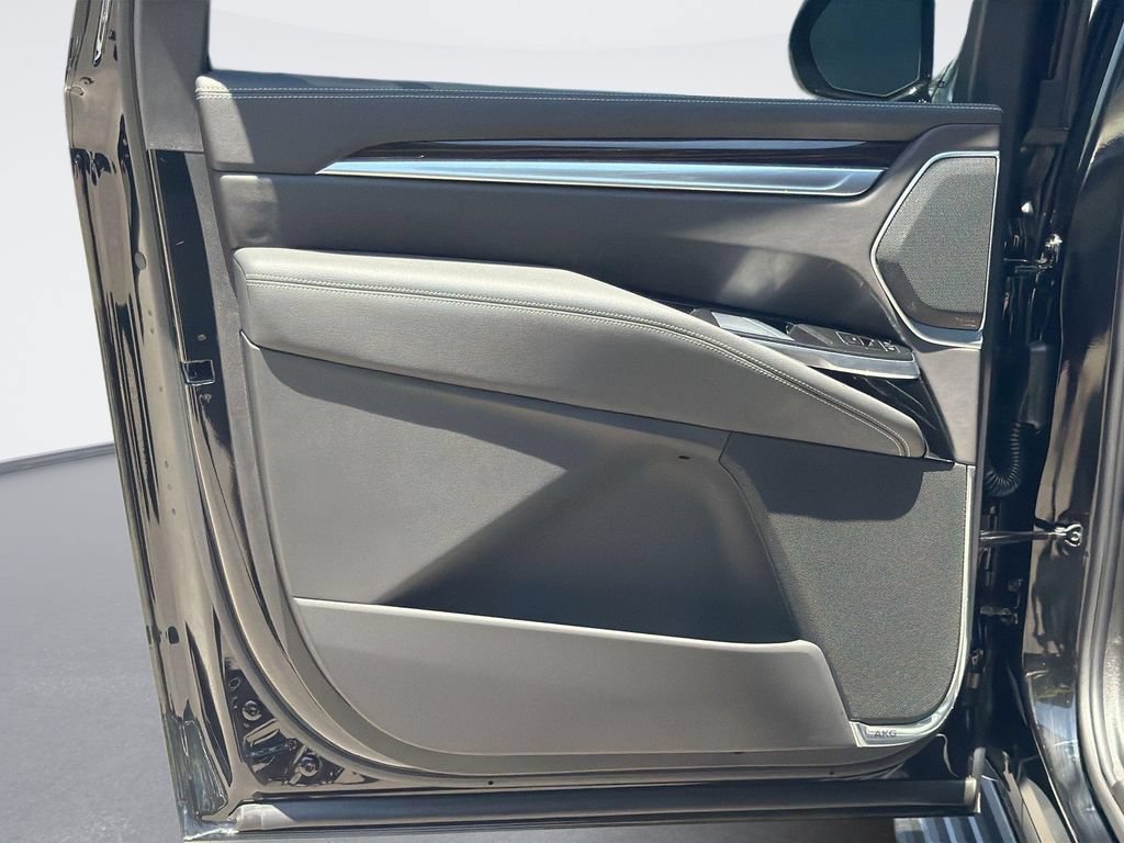 Certified 2026 Cadillac Escalade ESV Luxury RWD image 24