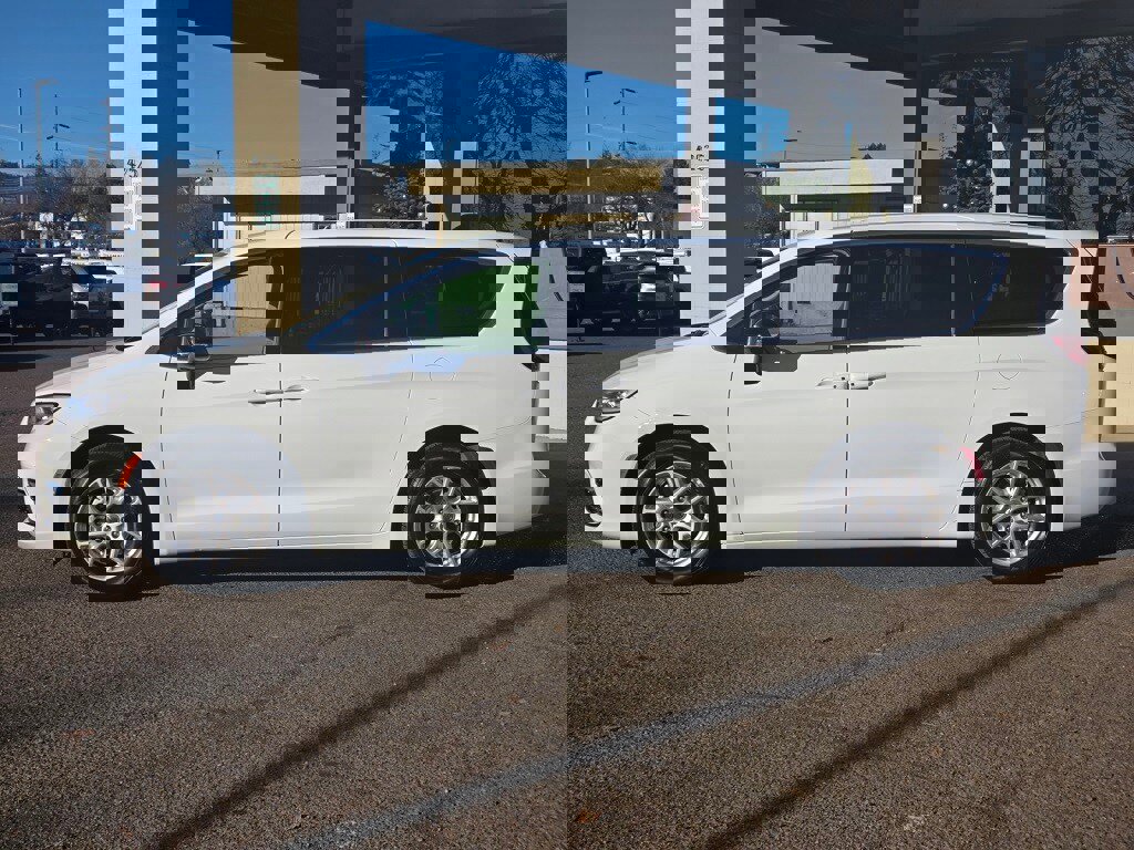 Used 2024 Chrysler Pacifica Touring-L image 8