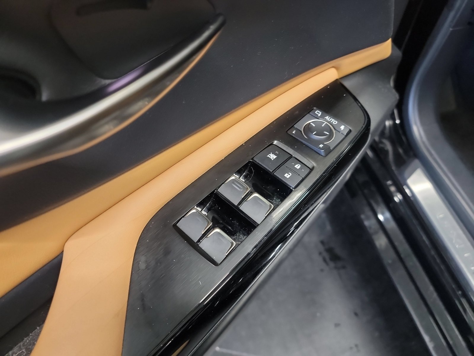 Used 2022 Lexus ES 300h w/ Accessory Package FWD image 14