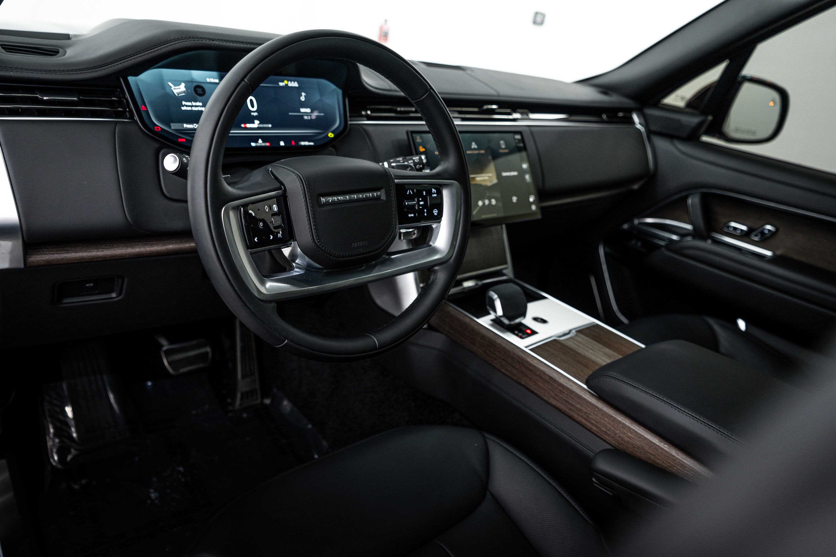 Used 2024 Land Rover Range Rover Long Wheelbase Autobiography image 4