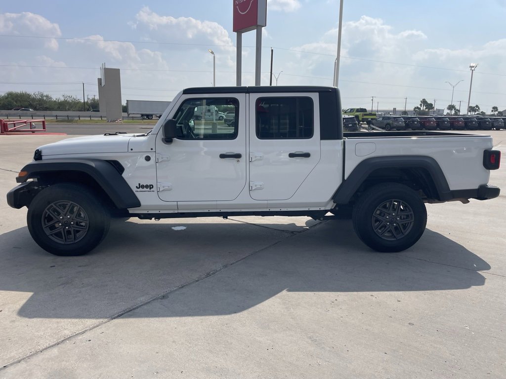 Used 2025 Jeep Gladiator Sport image 2