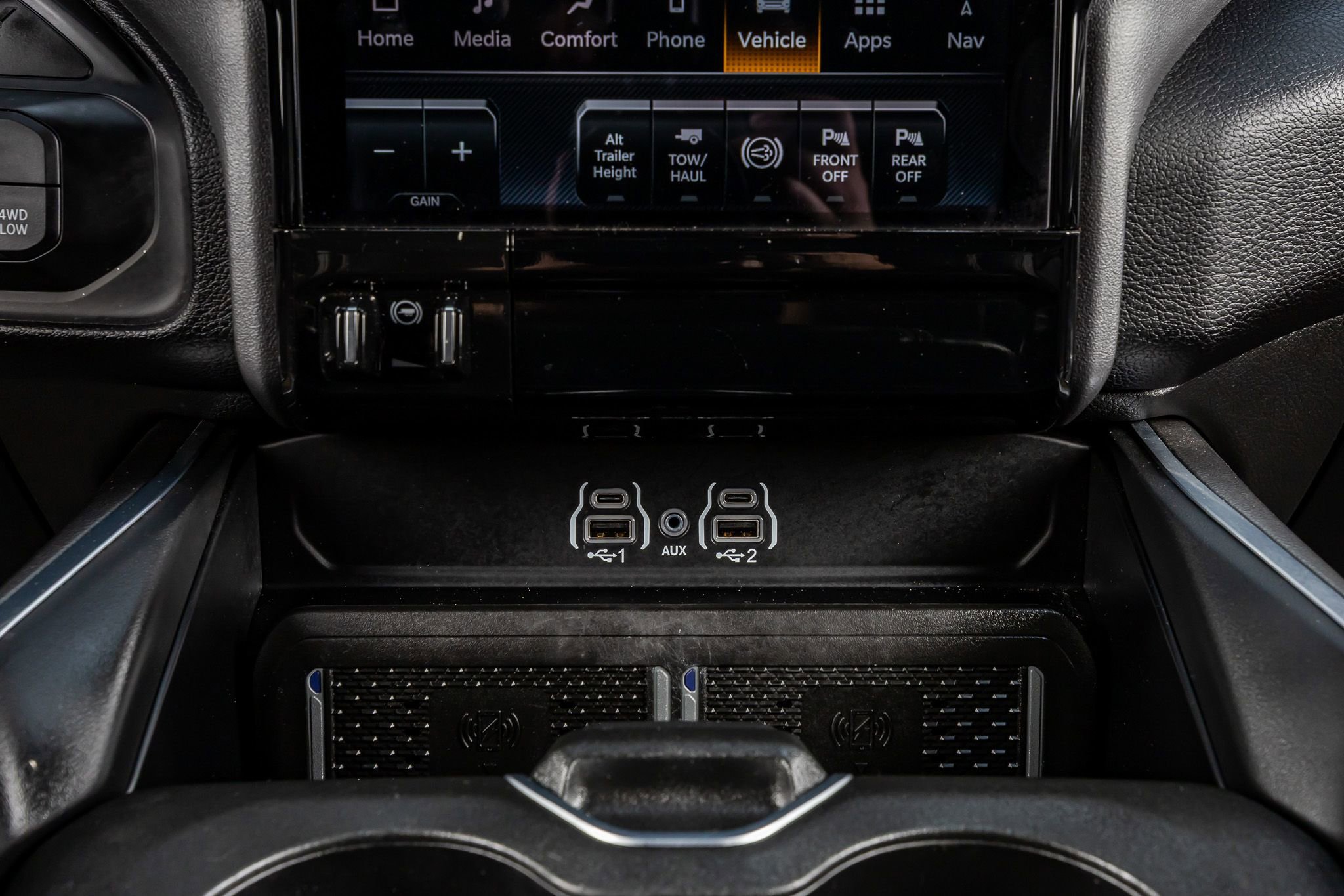 Used 2025 RAM 3500 Laramie AWD/4WD image 26