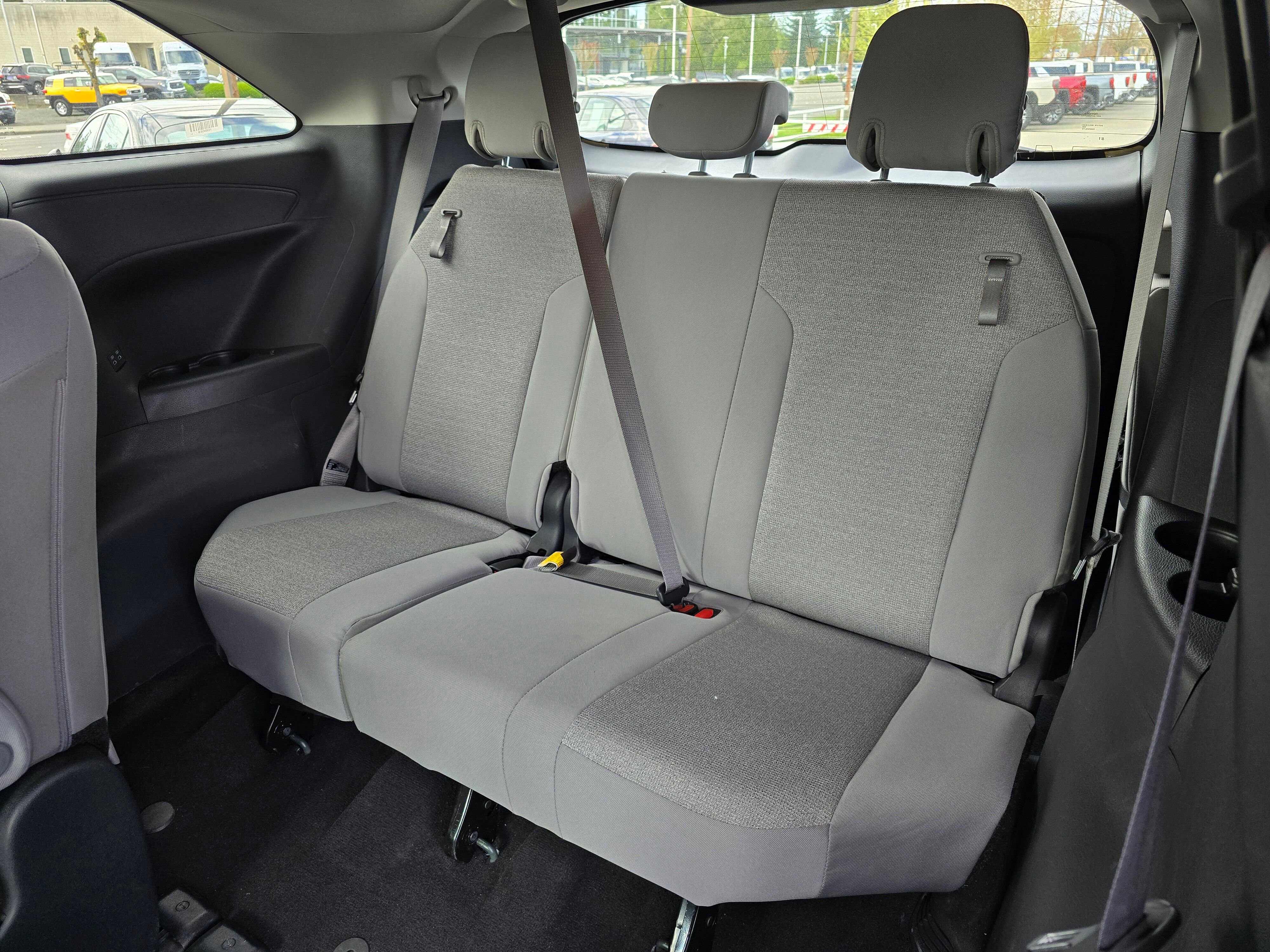 Used 2025 Toyota Sienna LE FWD image 18