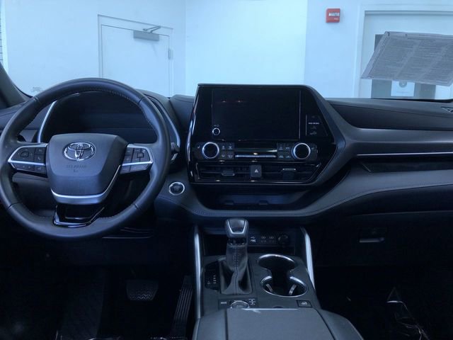 Certified 2025 Toyota Highlander XSE AWD/4WD image 17