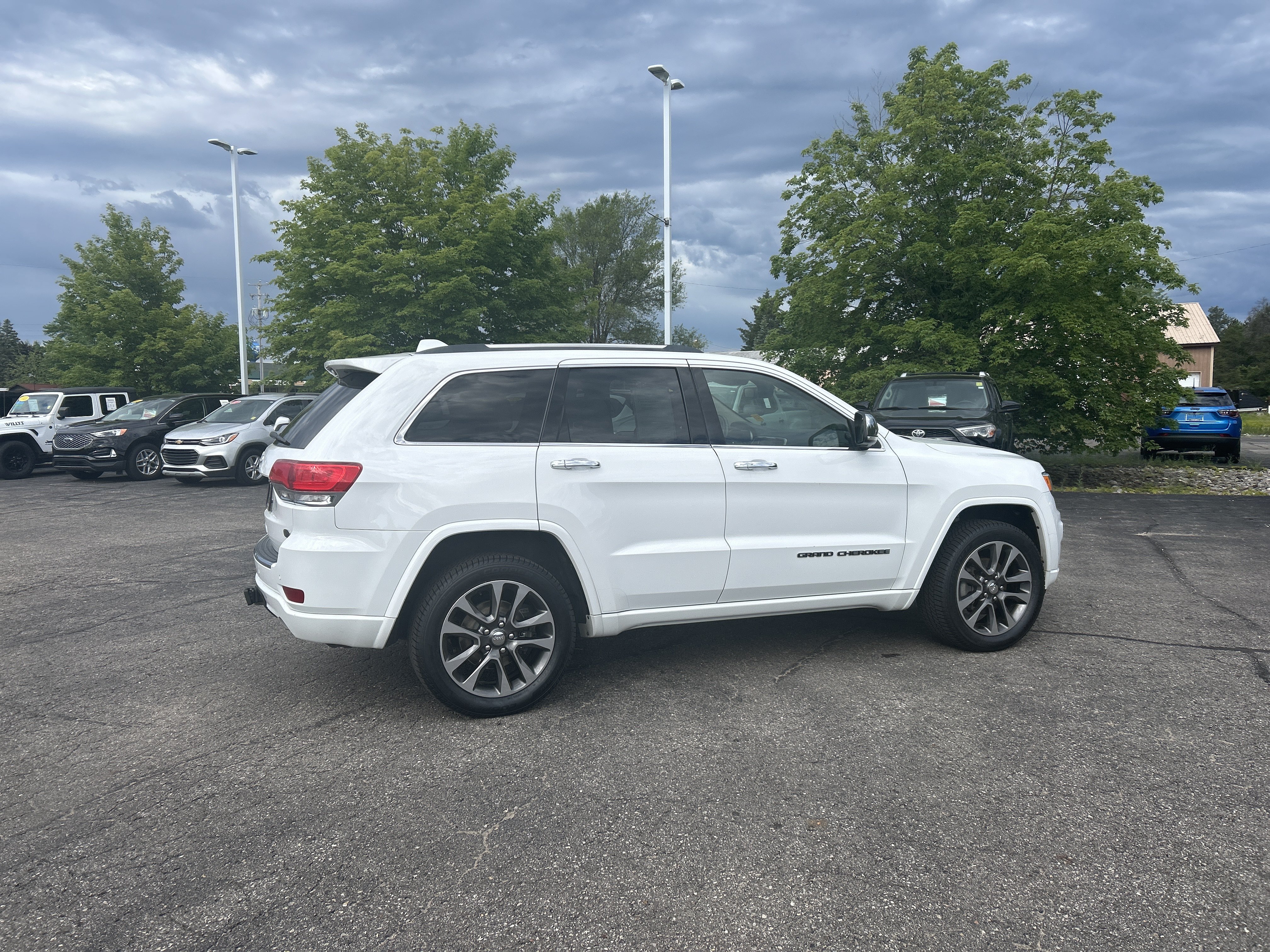 Used 2018 Jeep Grand Cherokee Overland AWD/4WD image 3
