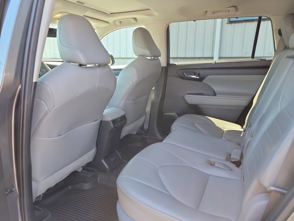 Used 2020 Toyota Highlander XLE AWD/4WD image 17