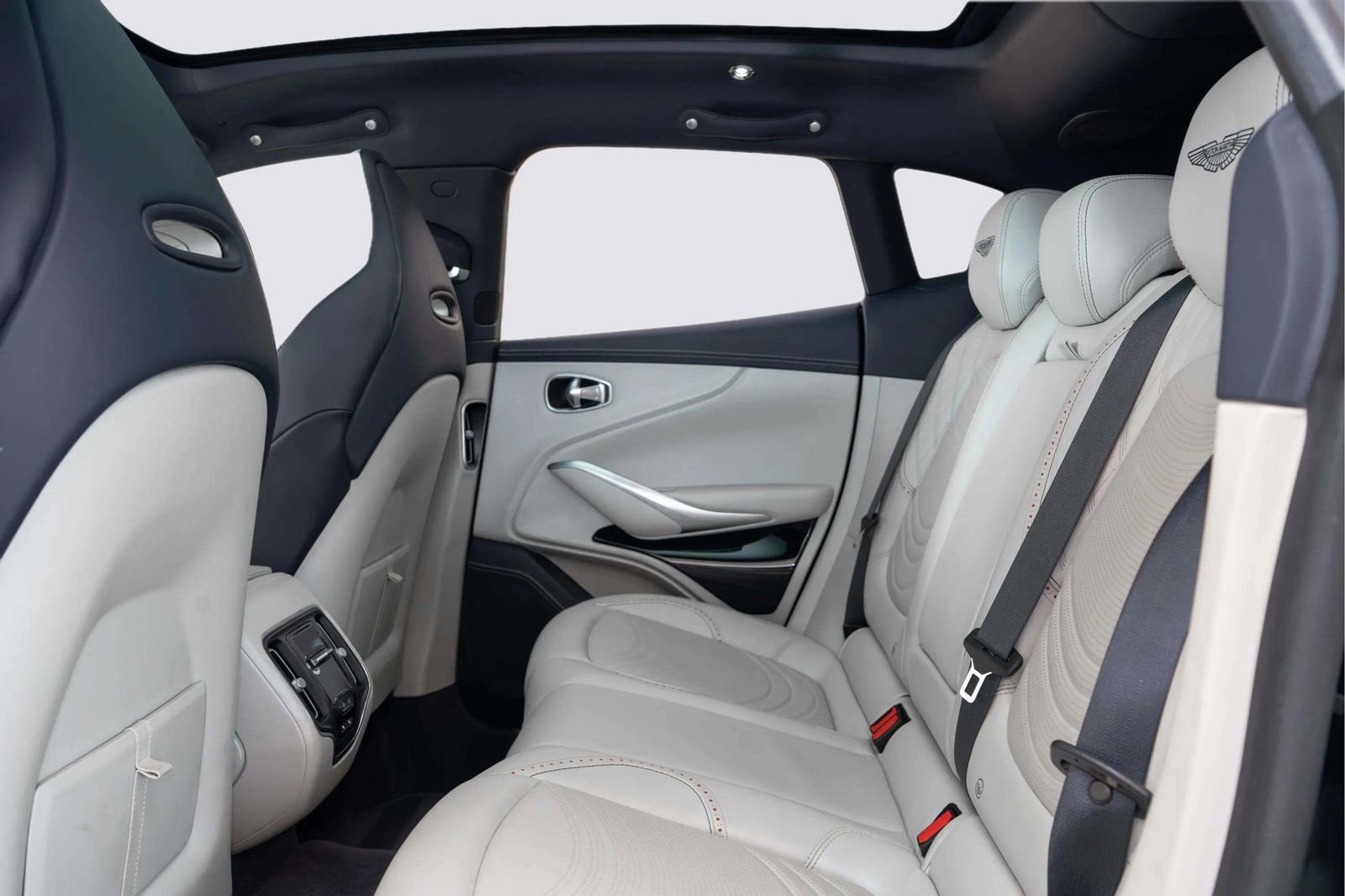 Used 2023 Aston Martin DBX AWD/4WD image 42